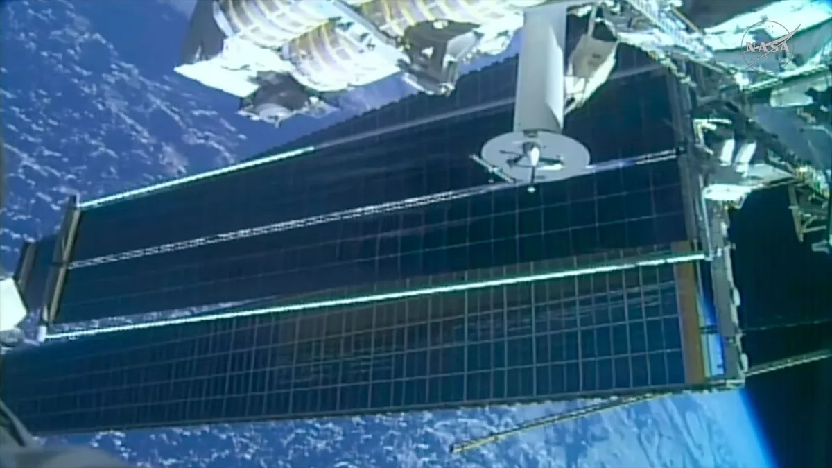 ISS Dışında Yedi Saatlik Görev: Astronotlar Yeni Güneş Paneli Yerleştirdi