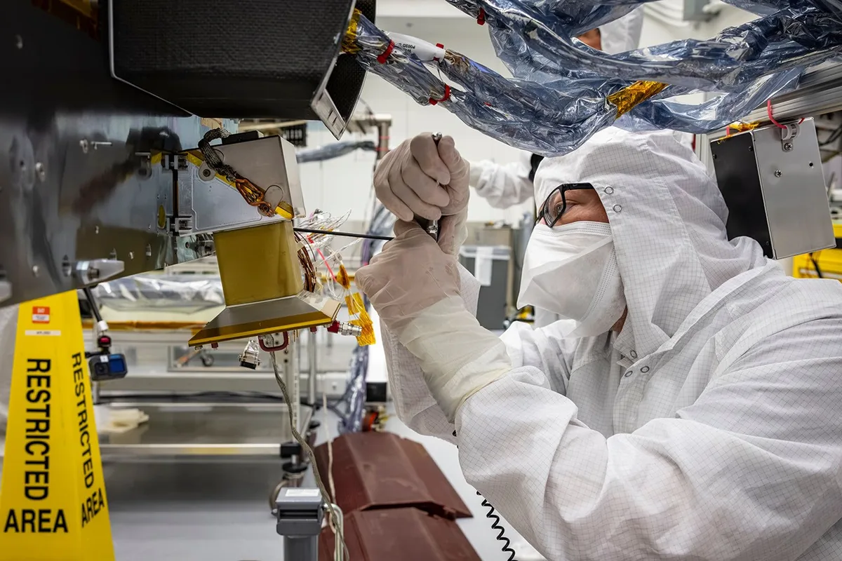NASA'nın Dragonfly Aracı Titan Yüzeyindeki İlk Benzetimli Uçuşunu Tamamladı
