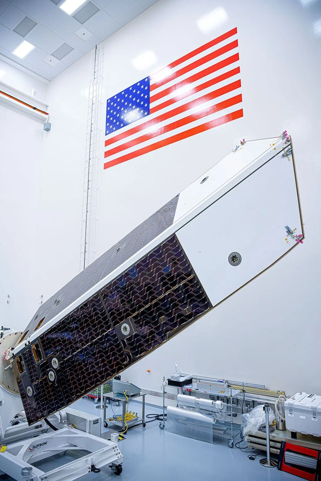 NASA'nın NEO Surveyor Görevinin Dev Güneş Siperliği İncelemeden Geçti