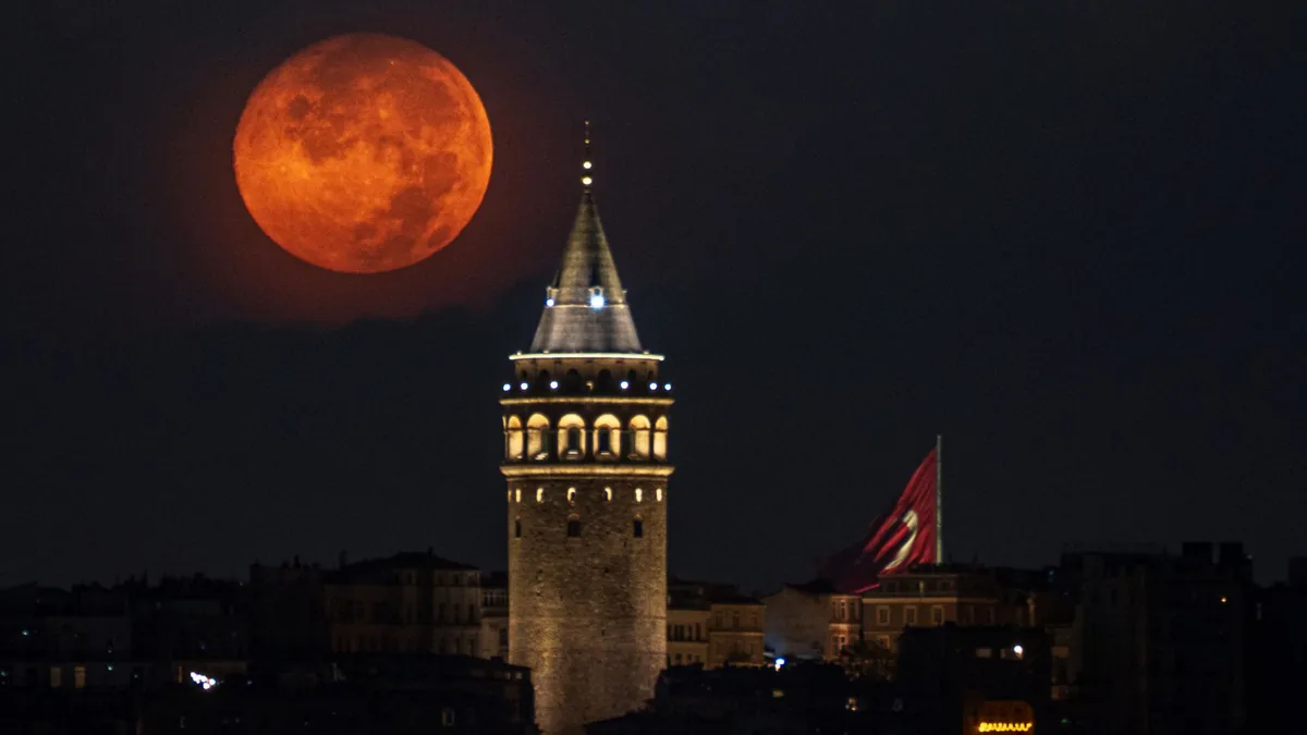 Ekim Ayının Görkemli 'Avcı Dolunayı' Dünya Genelinde Gökyüzünü Aydınlattı