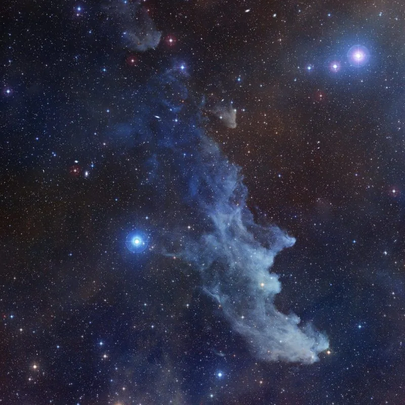 Cadı Başı Bulutsusu Cadılar Bayramı Gecesinde Orion ve Rigel Yakınında Yükseliyor