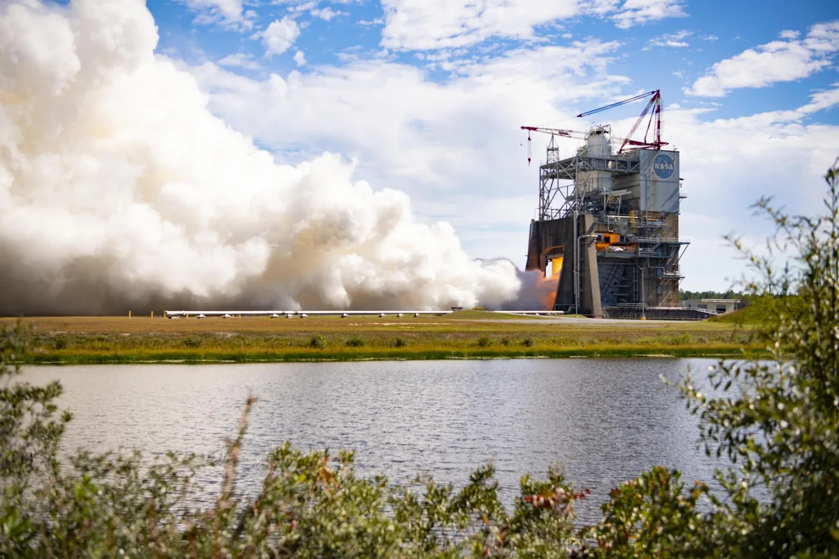 NASA Stennis Uzay Merkezi'nde RS-25 Roket Motoru Test Edildi