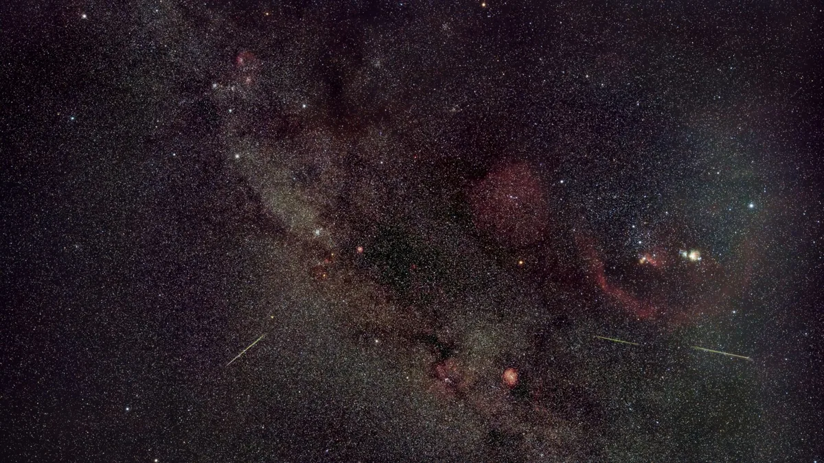 Halley's Comet dazzles from afar in spectacular astrophoto of Orionid meteor shower